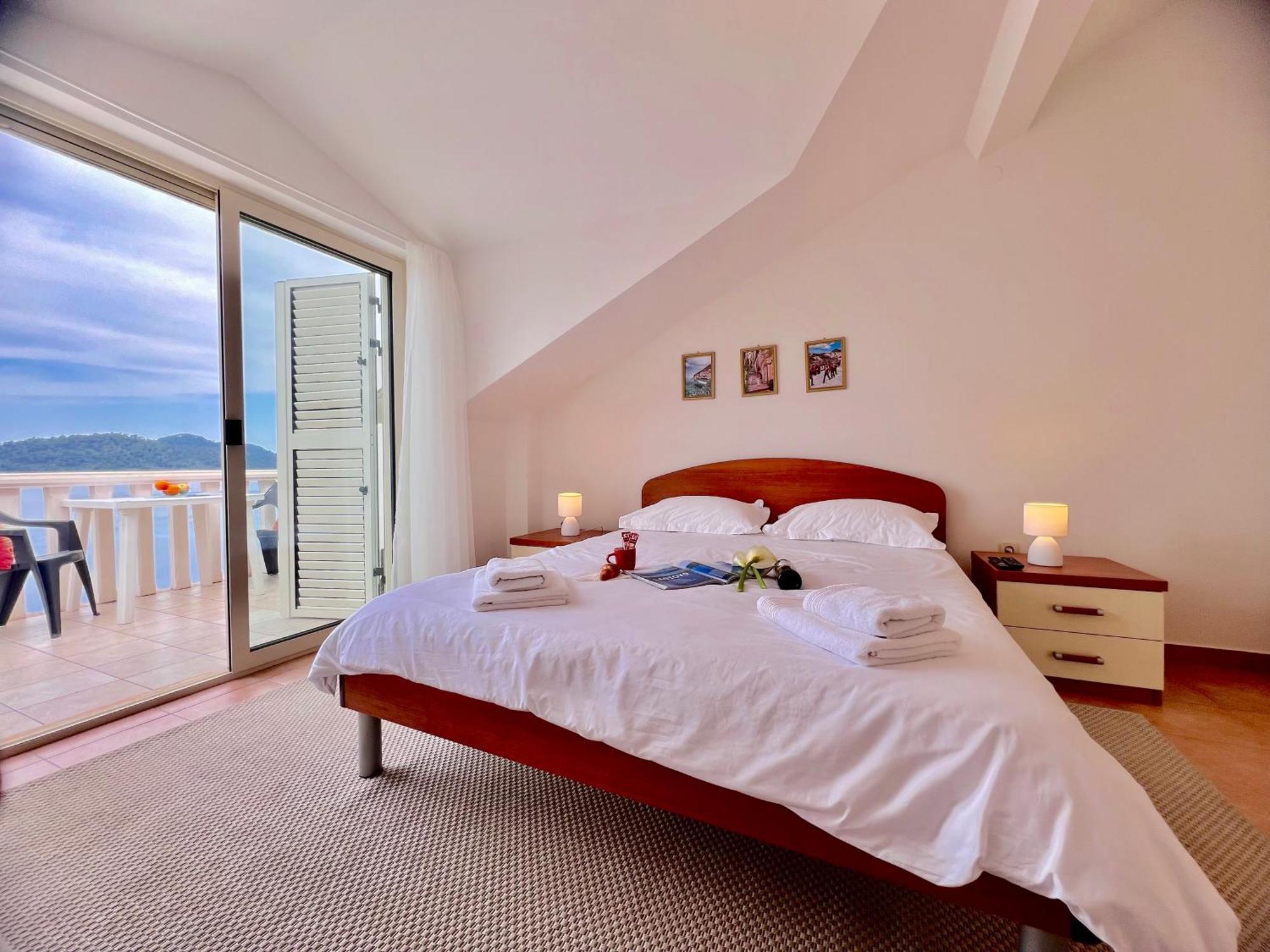 Terrace Studios With Panoramic Seaview 우블리 외부 사진